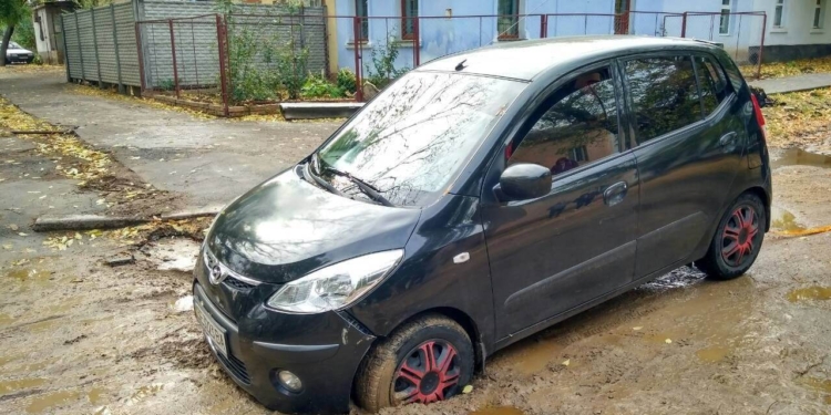 Николаев – город безответственных кротов? После дождя авто влетело в брошенную траншею прямо на дороге. ФОТОФАКТ