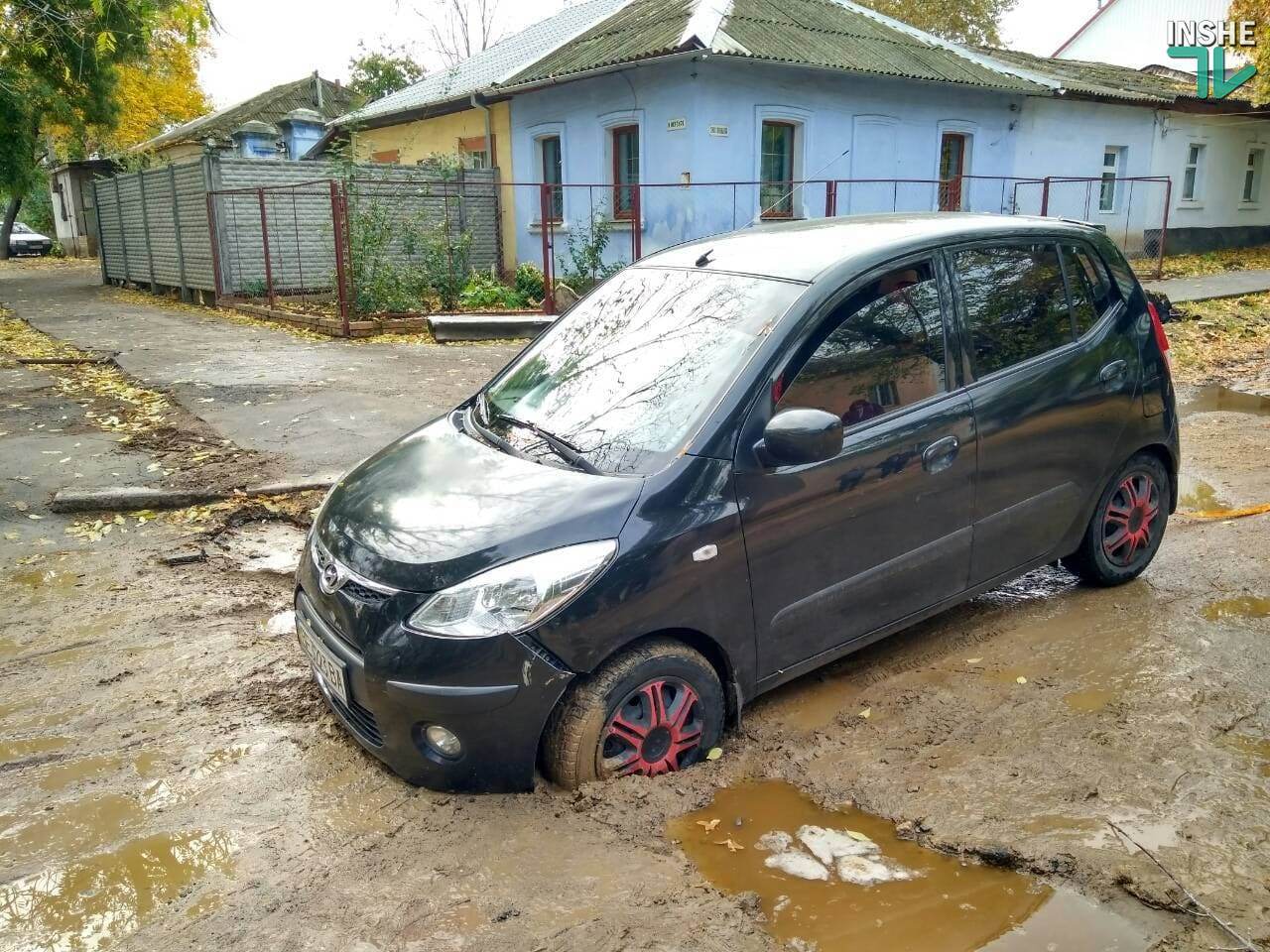 Николаев – город безответственных кротов? После дождя авто влетело в брошенную траншею прямо на дороге. ФОТОФАКТ