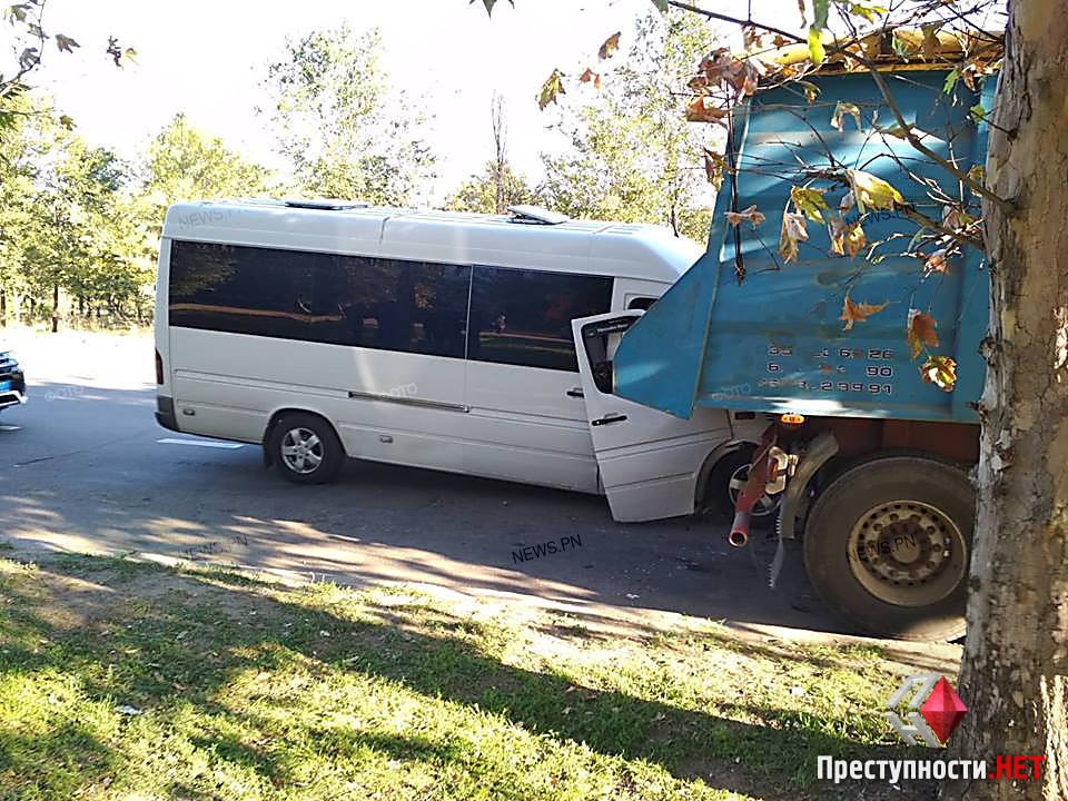 В Николаеве «маршрутка» врезалась в грузовик. Деcятерых пассажиров забрала «скорая» 4