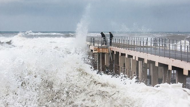 Из-за сильного шторма Каллум в Британии погибли двое людей