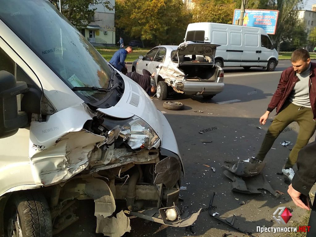 Печально известный дебошир, устроивший два года назад драку в центре Николаева, врезался в припаркованный «Daewoo» 9