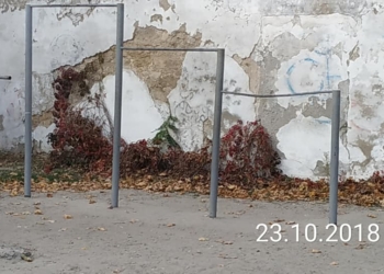 Фирма, выигравшая 2,5 месяца назад на Prozorro ремонт спортплощадки в школе №15 Николаева, так и не приступила к работам. Хотя аванс на 580 тыс.грн. получила