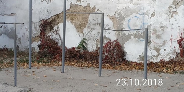 Фирма, выигравшая 2,5 месяца назад на Prozorro ремонт спортплощадки в школе №15 Николаева, так и не приступила к работам. Хотя аванс на 580 тыс.грн. получила