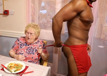 В доме престарелых в Великобритании день рождения 89-летней постоялицы отметили с голыми официантами