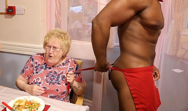 В доме престарелых в Великобритании день рождения 89-летней постоялицы отметили с голыми официантами