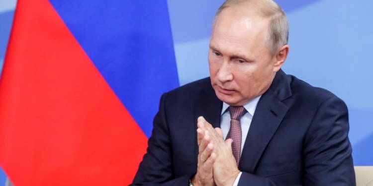 Рейтинг Путина впервые за пять лет упал ниже 50%