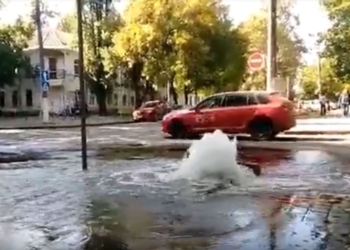 В Николаеве на углу Спасской и Лягина фонтан воды – лопнула труба