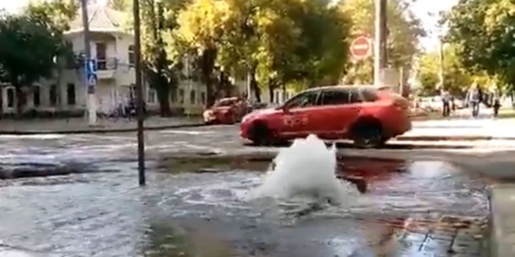 В Николаеве на углу Спасской и Лягина фонтан воды – лопнула труба