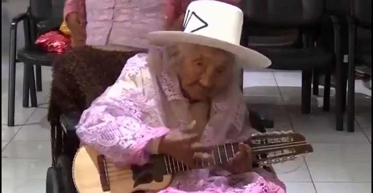 Эта милая дама отметила свое 118-летие тортом и игрой на гитаре