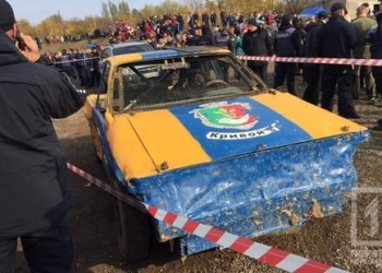 В Кривом Роге во время гонок автомобиль влетел в толпу зрителей, есть пострадавшие