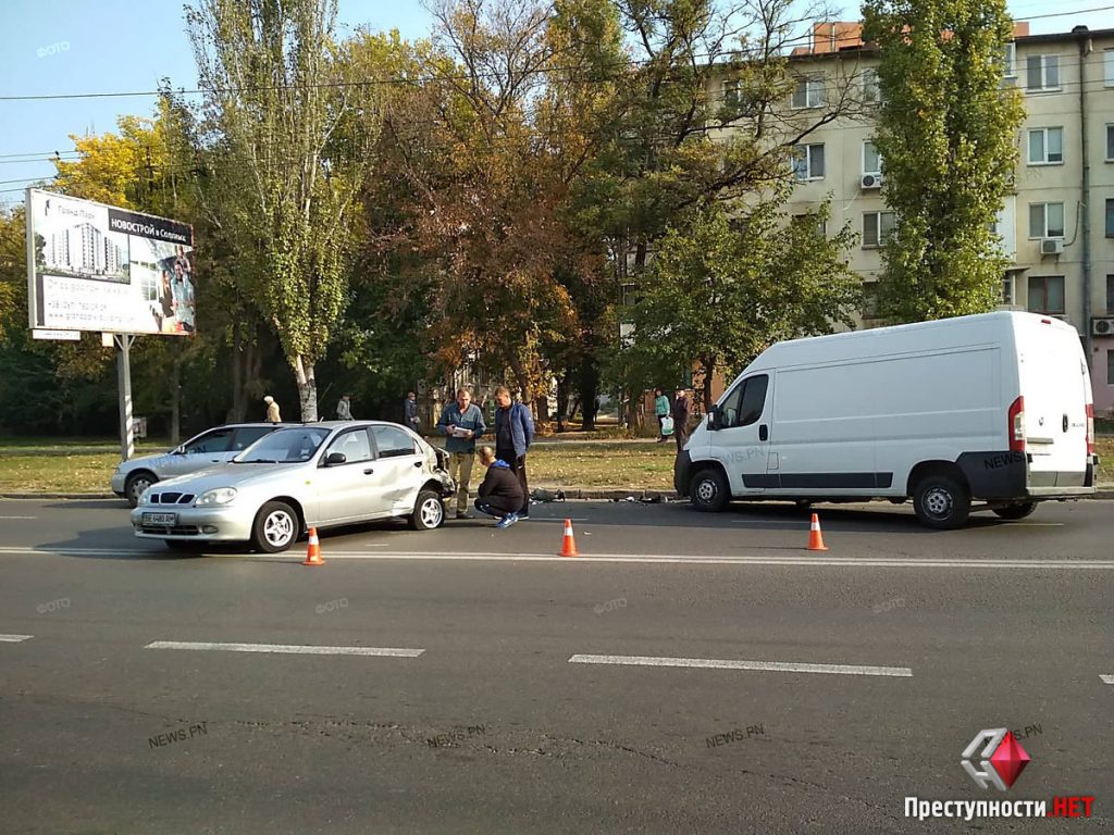 Печально известный дебошир, устроивший два года назад драку в центре Николаева, врезался в припаркованный «Daewoo» 7