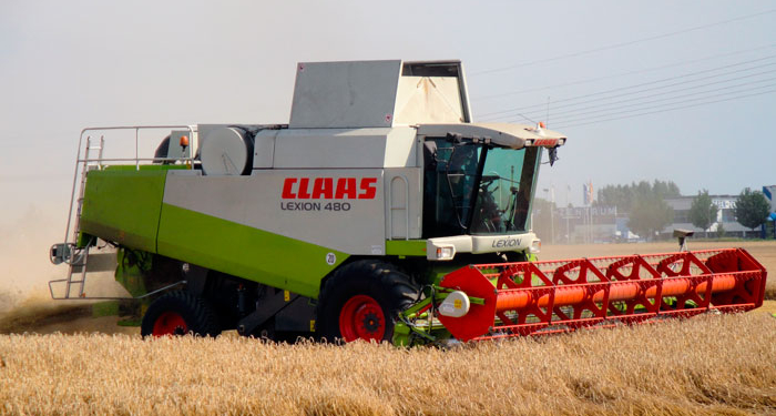 В поле жарко. В Еланецком районе загорелся комбайн