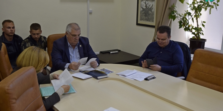 «Ослепни!» — депутат Крисенко рассказал, как директор рынка напал на него с газовым баллончиком