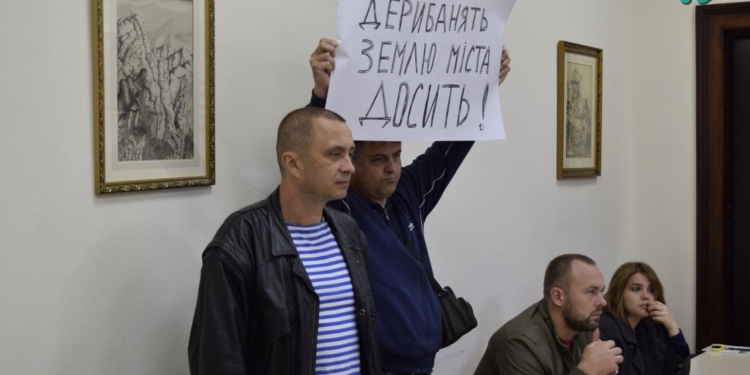 Депутаты горсовета проверят законность рынка и самозастроев возле областной детской больницы