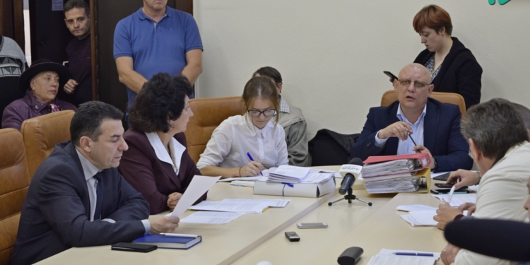 «Или высаживают, или перед носом закрывают дверь» — депутат Лепишев о хамстве водителей маршруток №51