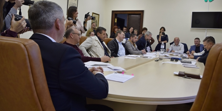 Сенкевич попросил бюджетную комиссию поддержать выделение 15 миллионов для ЖЭКов, хотя ранее это считал «двойными стандартами»