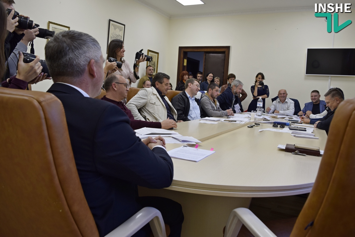 Сенкевич попросил бюджетную комиссию поддержать выделение 15 миллионов для ЖЭКов, хотя ранее это считал «двойными стандартами»