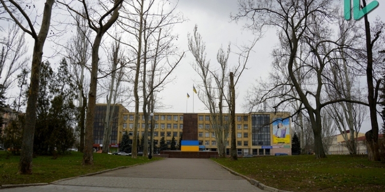 Сенкевич распорядился кронировать платаны на улице Соборной