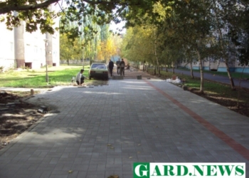 В Южноукраинске бульвар Цветочный застилают тротуарной плиткой
