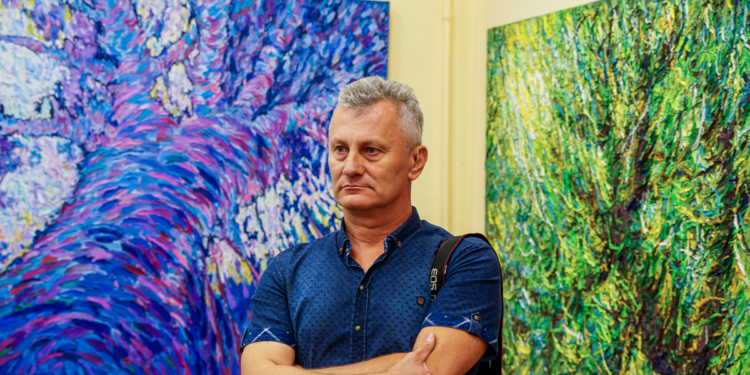 Художник из Мариуполя показал николаевцам эко-выставку абстрактных картин «Плоды эволюции»