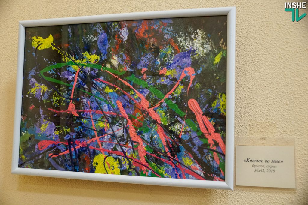 Художник из Мариуполя показал николаевцам эко-выставку абстрактных картин «Плоды эволюции» 53