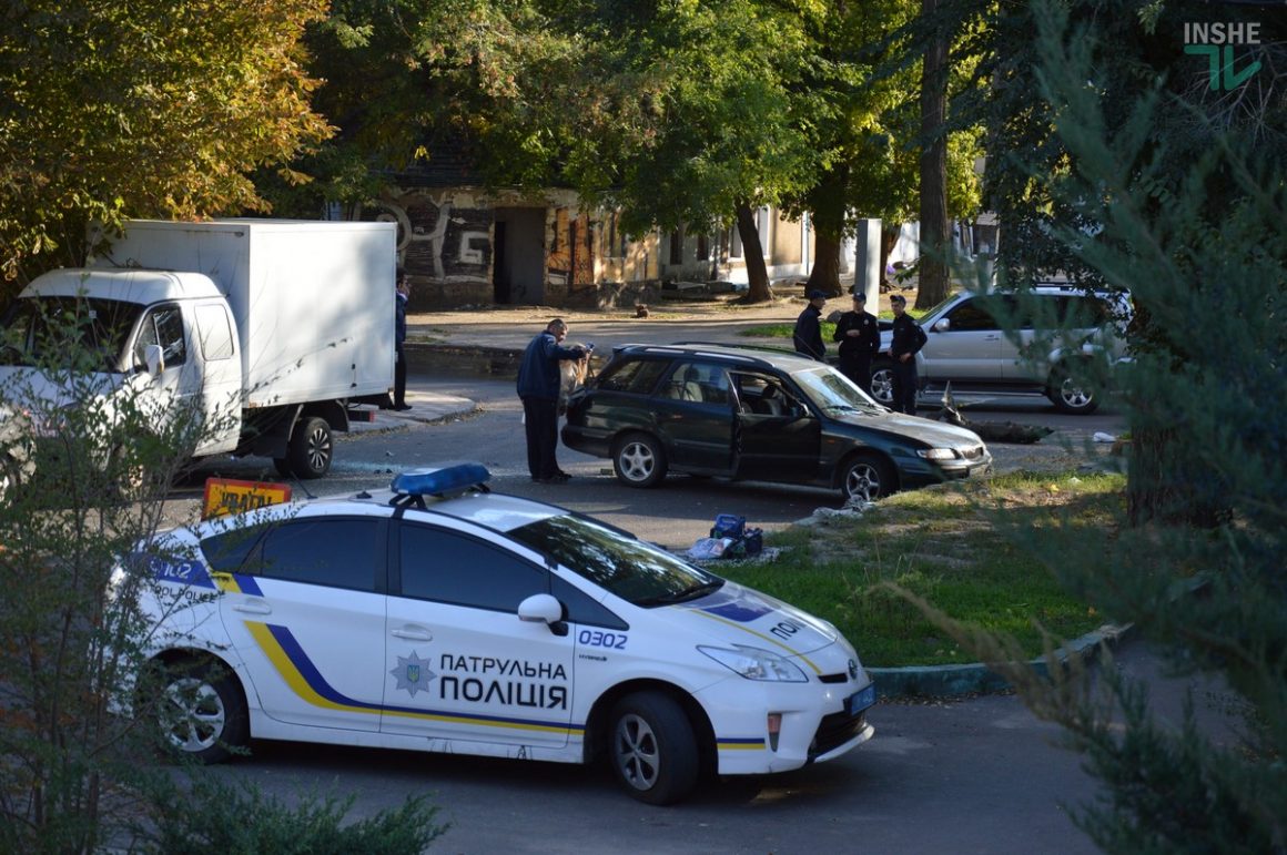В центре Николаева полиция перекрыла часть ул. Шнеерсона - "Mazda" врезалась в "Land cruiser" 3