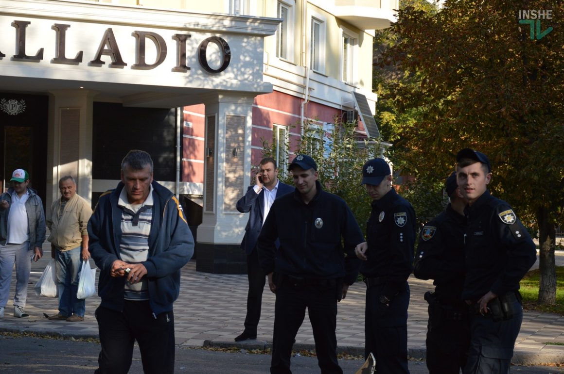 В центре Николаева полиция перекрыла часть ул. Шнеерсона - "Mazda" врезалась в "Land cruiser" 7