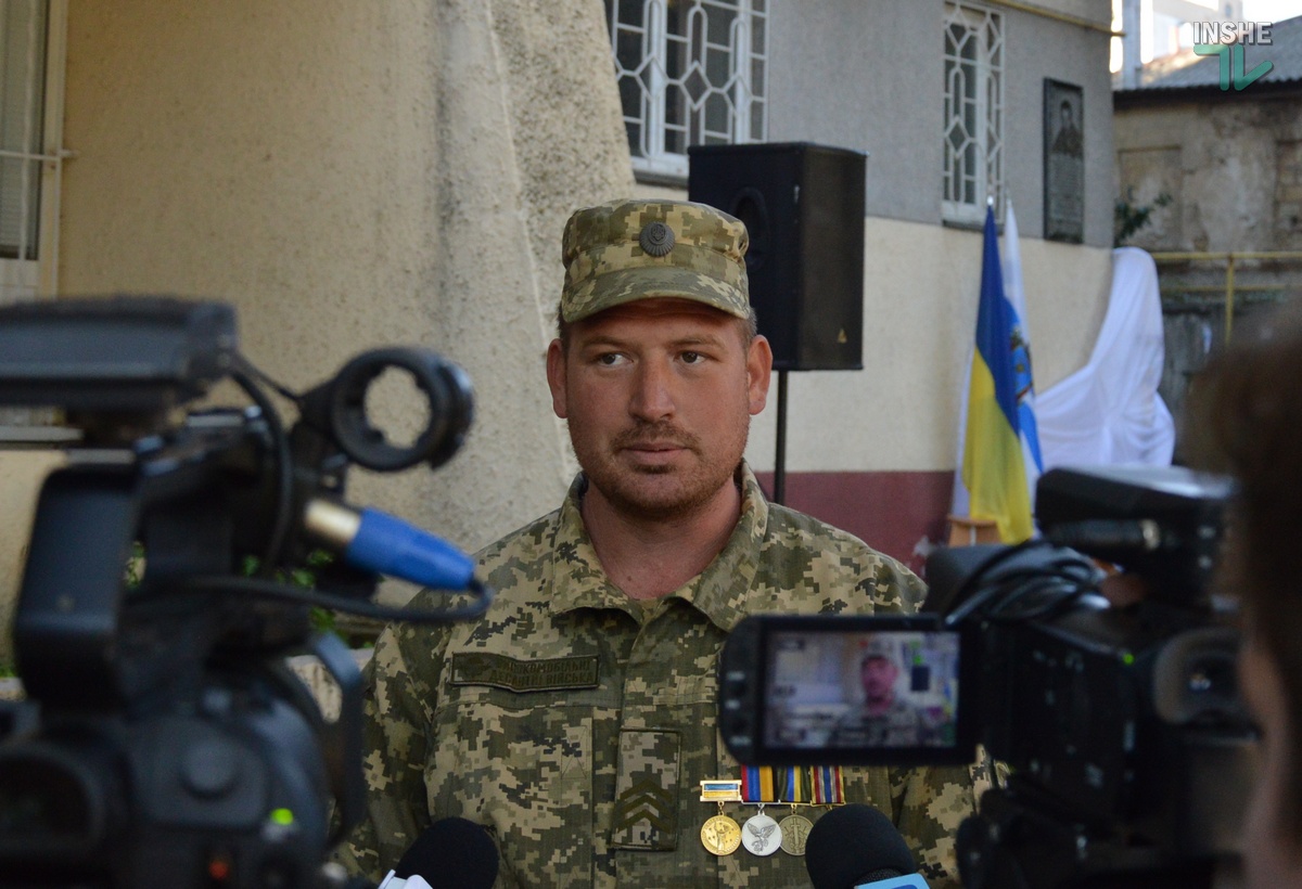 Погиб, защищая Украину: в Николаеве открыли мемориальную доску старшему солдату Олегу Бондаренко 1