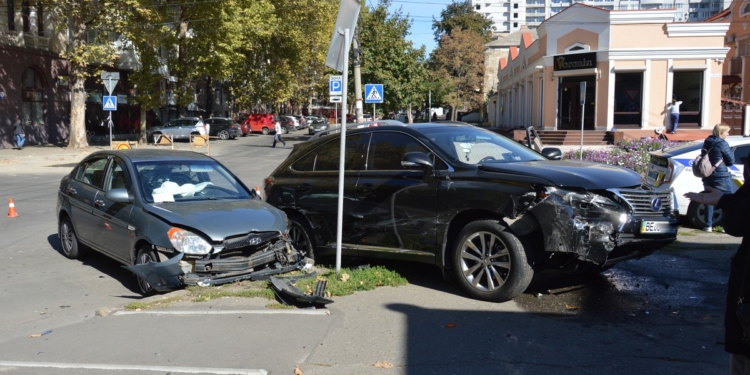 В центре Николаева не разминулись «Хюндай» и «Лексус»
