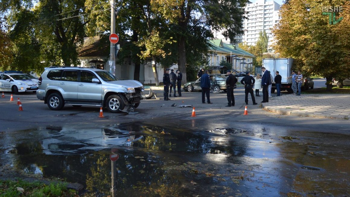 В центре Николаева полиция перекрыла часть ул. Шнеерсона - "Mazda" врезалась в "Land cruiser" 1