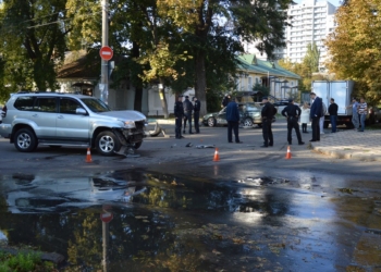 В центре Николаева полиция перекрыла часть ул. Шнеерсона – “Mazda” врезалась в “Land cruiser”