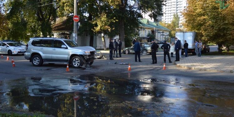 В центре Николаева полиция перекрыла часть ул. Шнеерсона – “Mazda” врезалась в “Land cruiser”