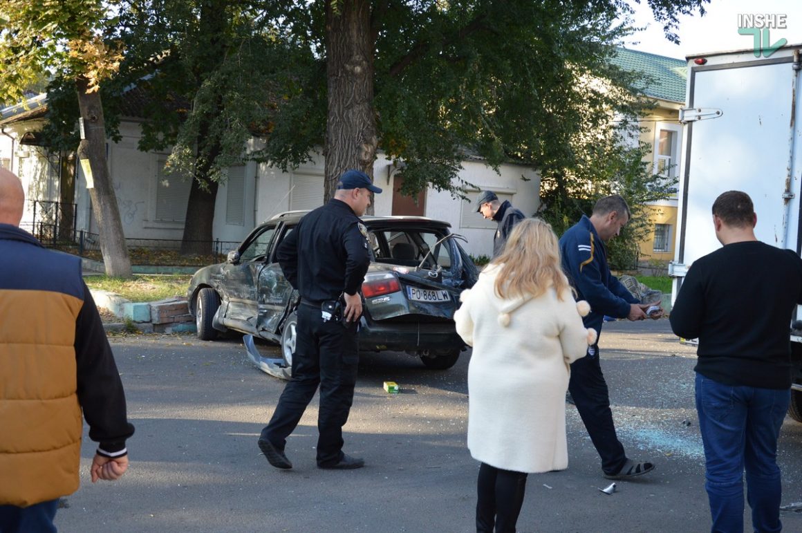 В центре Николаева полиция перекрыла часть ул. Шнеерсона - "Mazda" врезалась в "Land cruiser" 11