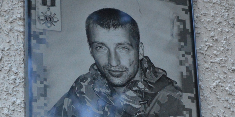 Погиб, защищая Украину: в Николаеве открыли мемориальную доску старшему солдату Олегу Бондаренко