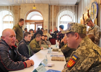 Военная служба по контракту. В Николаеве желающим представили ее возможности и перспективы