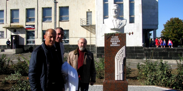 В Парутино открыли бюст Герою Украины Федору Иванову