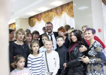 Певец Пономарев вместе с Савченко и Сенкевичем встретились с семьями Героев, погибших за независимость Украины