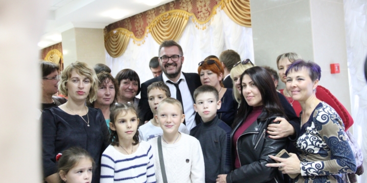 Певец Пономарев вместе с Савченко и Сенкевичем встретились с семьями Героев, погибших за независимость Украины