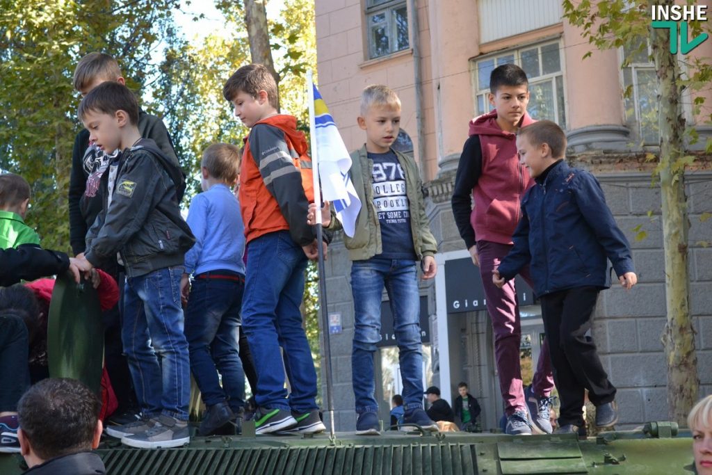Show must go on. Николаевцы гуляют народный праздник «На Покрова» и знакомятся с образцами военной техники 7