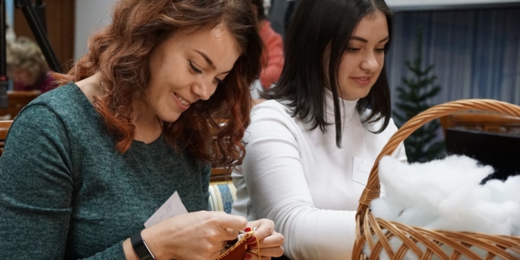 «Миколаївська вишита ялинка»: творческие николаевцы с особыми потребностями приступили к изготовлению необычных елочных игрушек