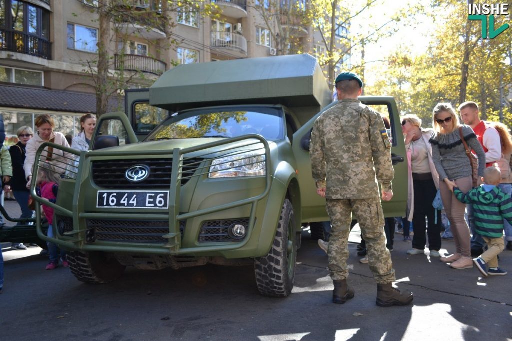 Show must go on. Николаевцы гуляют народный праздник «На Покрова» и знакомятся с образцами военной техники 17
