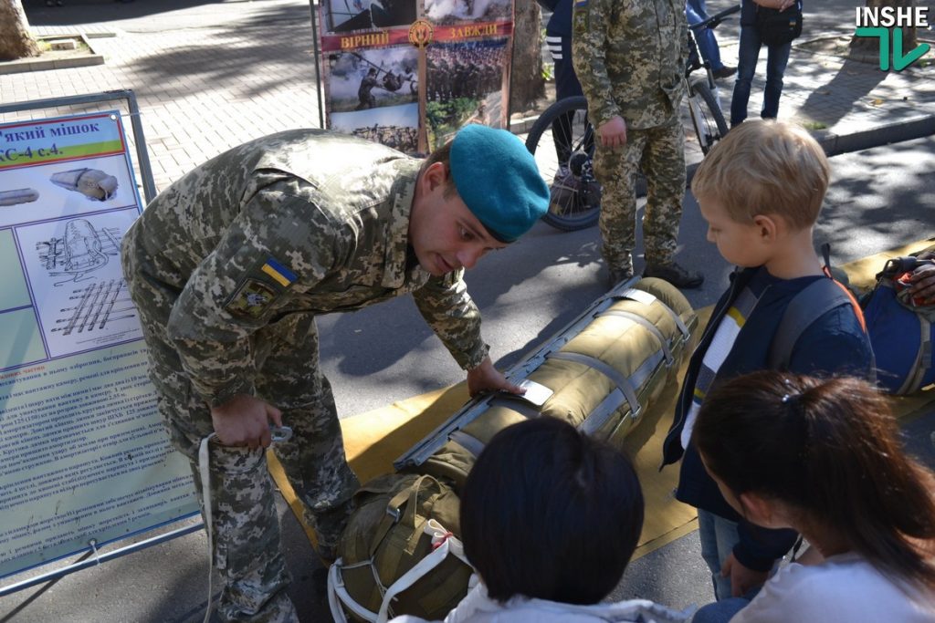 Show must go on. Николаевцы гуляют народный праздник «На Покрова» и знакомятся с образцами военной техники 19