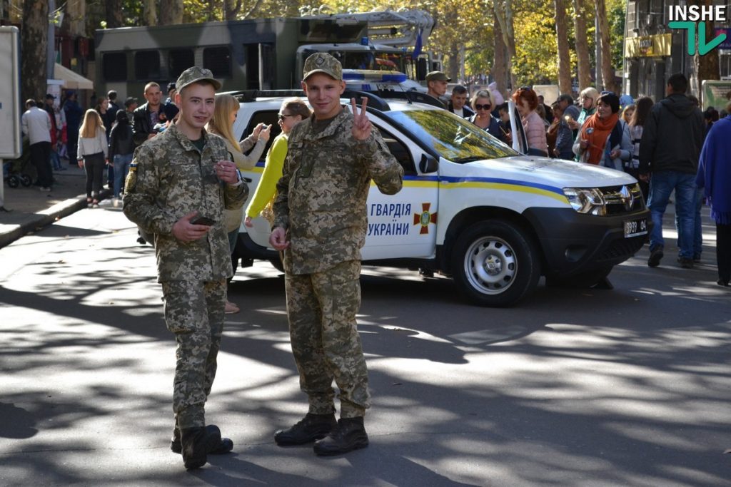 Show must go on. Николаевцы гуляют народный праздник «На Покрова» и знакомятся с образцами военной техники 23