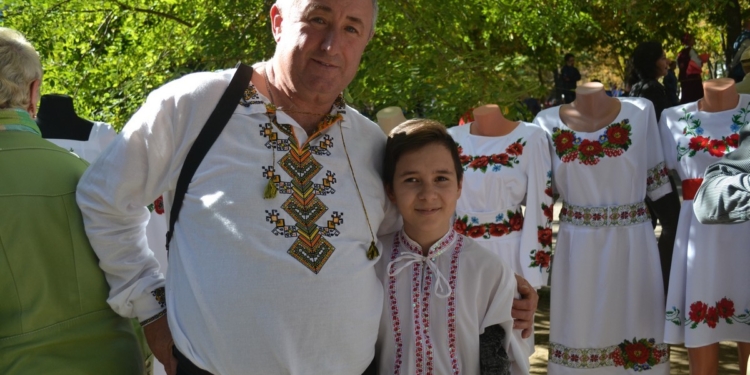 Show must go on. Николаевцы гуляют народный праздник «На Покрова» и знакомятся с образцами военной техники