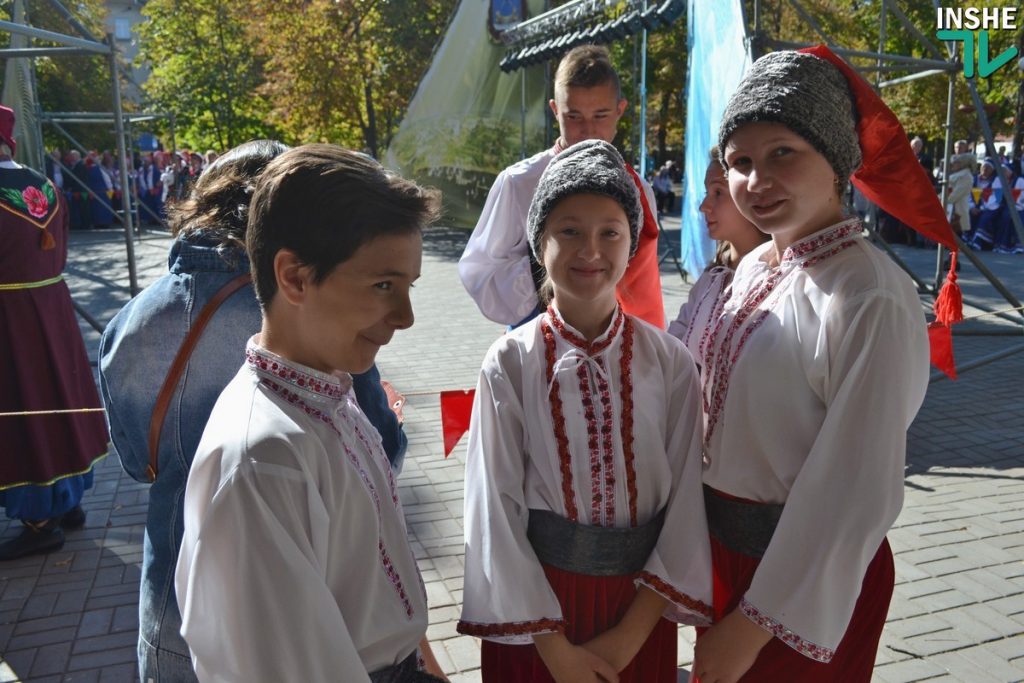 Show must go on. Николаевцы гуляют народный праздник «На Покрова» и знакомятся с образцами военной техники 59