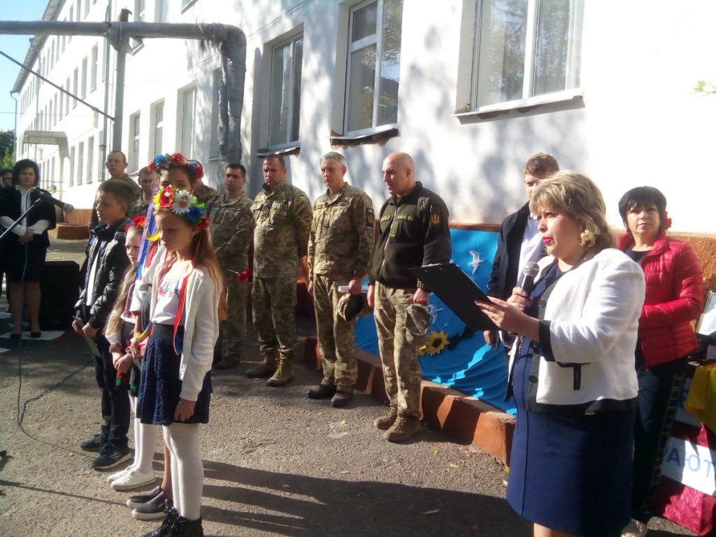 В Заводском районе открыли мемориальную доску в честь погибшего воина АТО Александра Кравченко 5