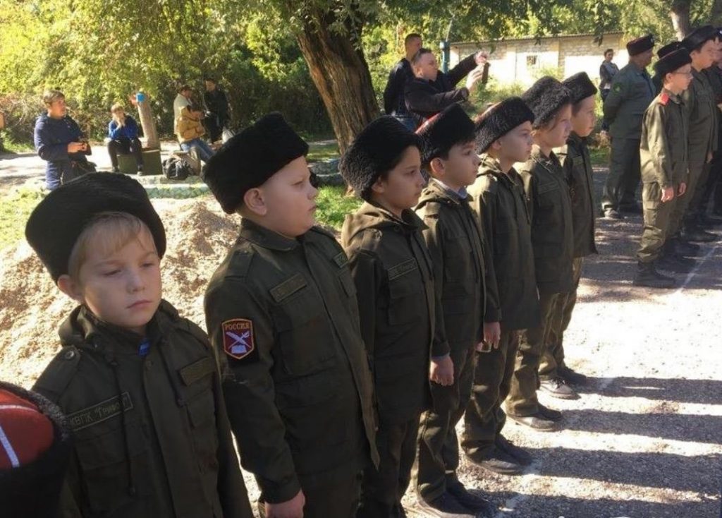 В оккупированной Керчи школьников принимали в "казаки" и "отряд друзей ФСБ" 6