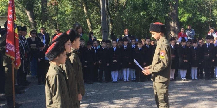 В оккупированной Керчи школьников принимали в “казаки” и “отряд друзей ФСБ”