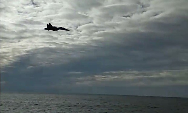 Российский истребитель пролетел над украинскими военными кораблями