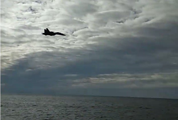 Российский истребитель пролетел над украинскими военными кораблями 1
